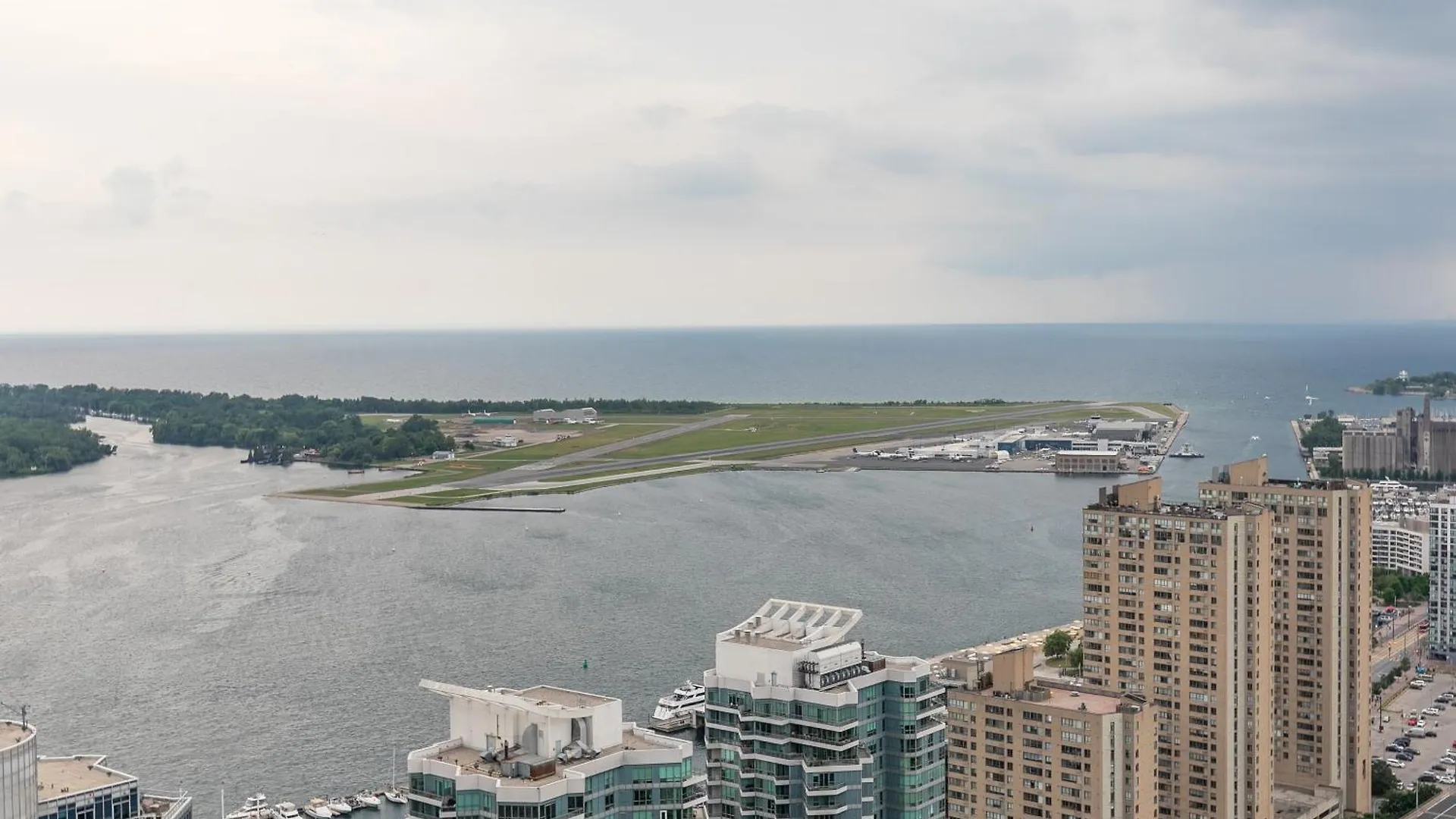 Cloud 9 In Downtown Toronto Apartment