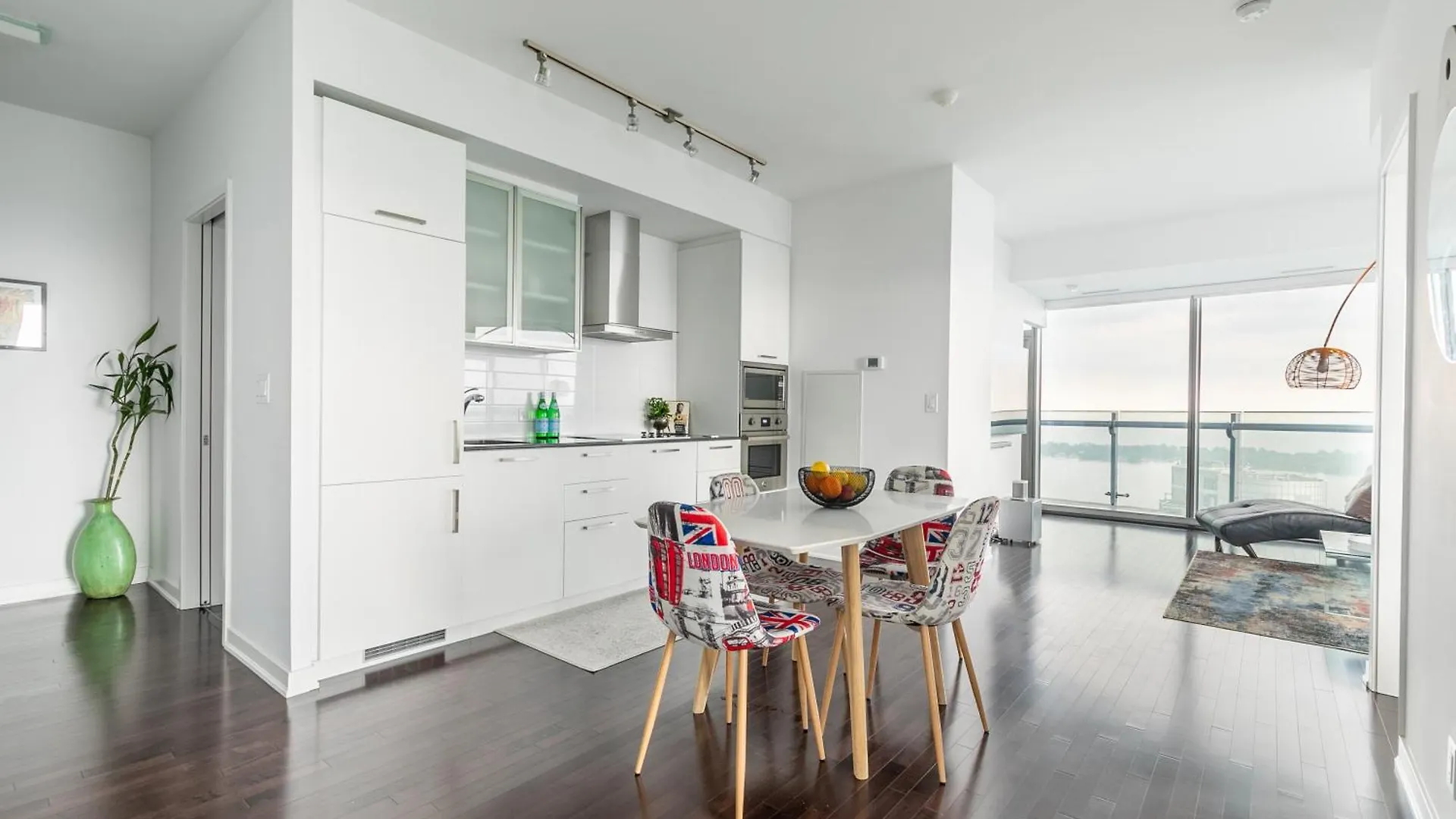 Cloud 9 In Downtown Toronto Apartment